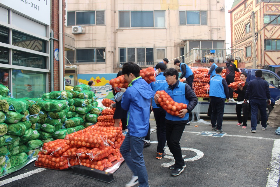 과일 나눔 현장 사진